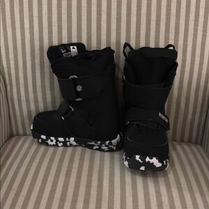 LIKE NEW WORN ONCE! Mini Grom Burton snowboarding boots!